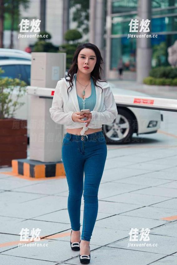 魔镜街拍：白裙女子的作品让我有了脆弱的自信心，是不是也能这么美？