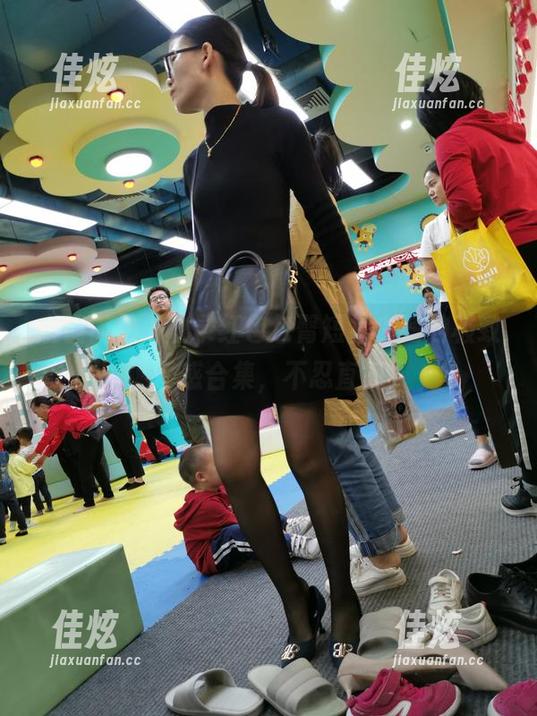 魔镜街拍｜收录红色包臀短裙少妇的极致诱惑合集，不忍直视