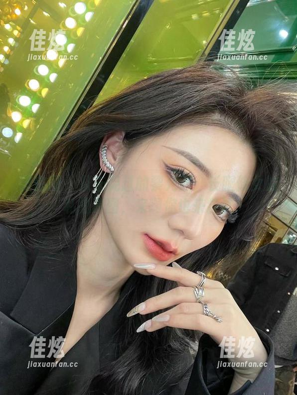 微密圈 - 从未见过的黎允熙：长腿修女的私拍原图，来啊你也来尝试