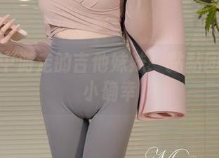 在私房中游走的吉他妹妹：黏黏团子兔的小确幸